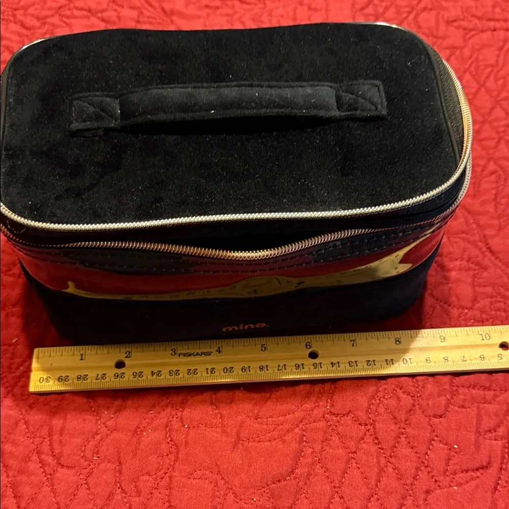 Cosmetics bag with Skincare essentials - Picture 6 of 7